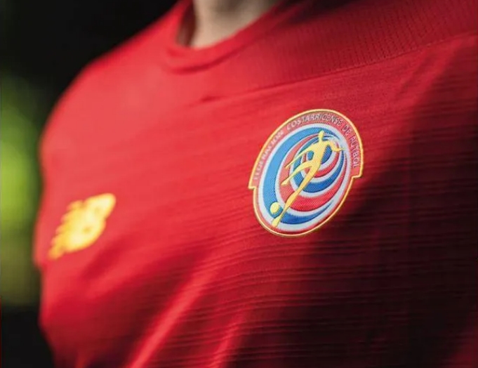 哥斯达黎加国家队球衣（主色调为白色和红色）