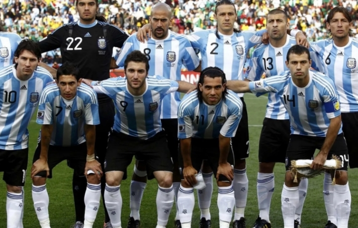 阿根廷国家队队徽（金黄色盾牌）