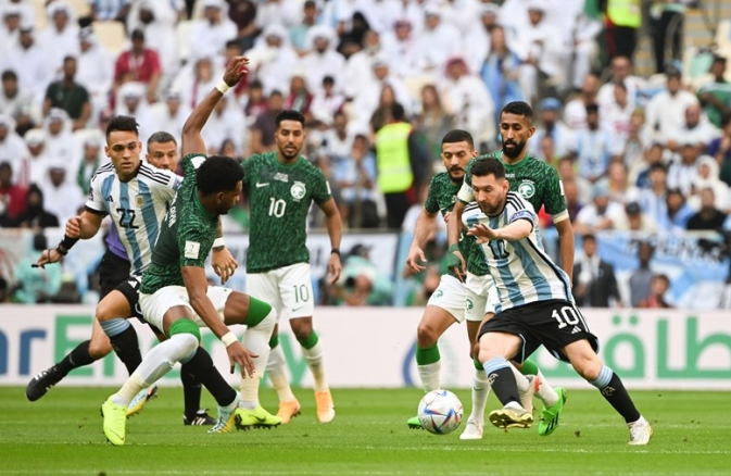 今年世界杯阿根廷输了（小组赛第1轮输给沙特）