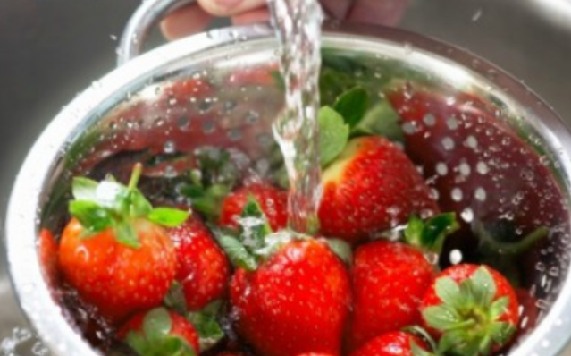 当前热文：草莓用盐水洗好吗 草莓可以用淀粉洗吗