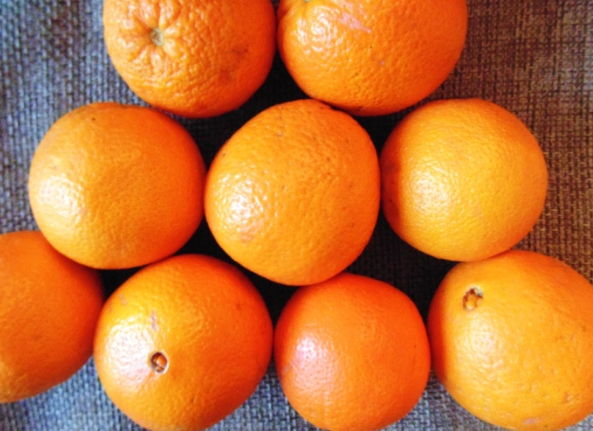 橙子怎么拨开最方便 橙子剥皮吃还是切块吃