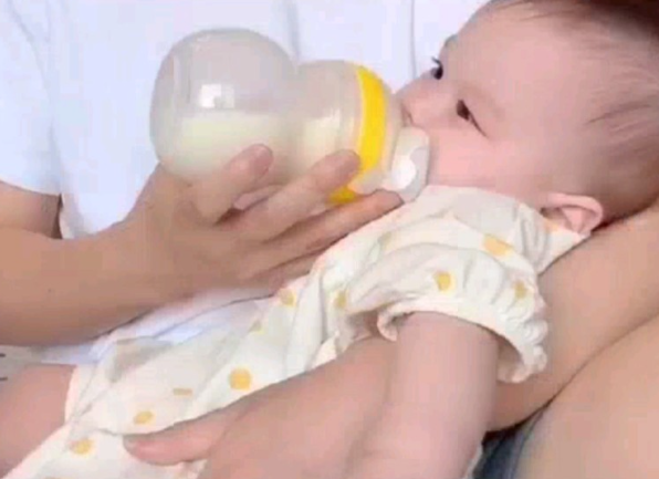 奶瓶喂养的正确姿势 奶瓶可以用到几岁