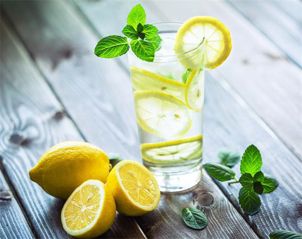 怎么做才能正确的喝柠檬水