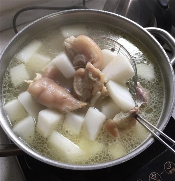 怎么做正宗煲猪脚汤？
