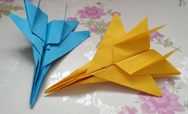 种纸飞机的折法,小时候你都会吧?"