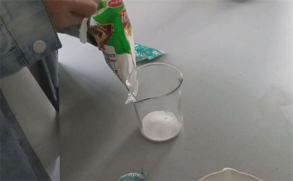糖粉和小苏打试验“法老之蛇”反应