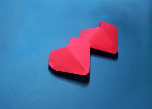 立体爱心怎么折 红色立体爱心折纸图解