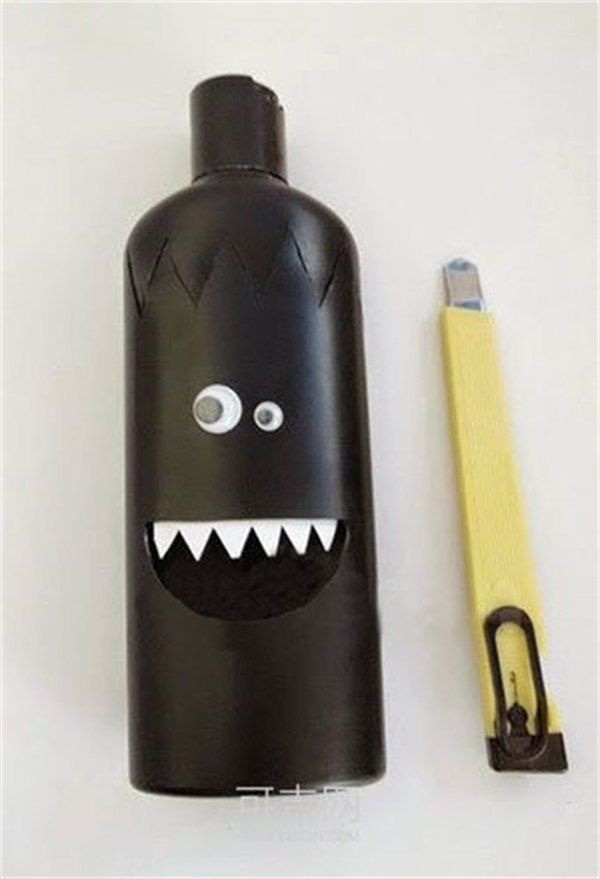 怎么用洗发水瓶做万圣节怪物笔筒