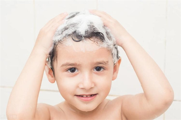 婴儿沐浴露可以用来洗头发吗  婴儿沐浴露可以天天用吗