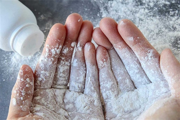 爽身粉是什么材料做的 爽身粉是夏天用还是冬天用