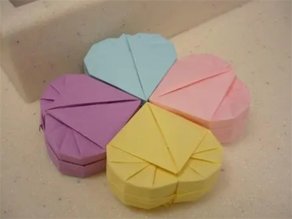 盖子上有爱心的纸盒的折纸教程