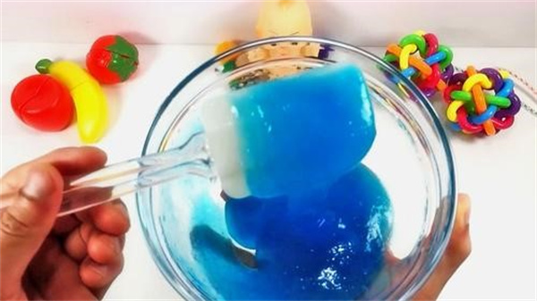 化学小实验：硼砂和白胶制作好玩“果冻”