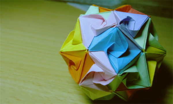 卡纸花球的折纸图解 用卡纸制作花球的教程