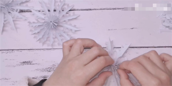怎么剪纸立体雪花图解 手工剪纸立体雪花方法