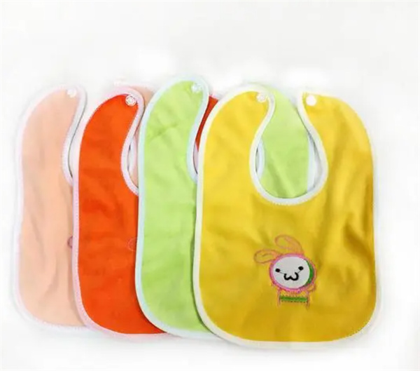 婴儿围兜是防水的好还是不防水的 围兜和口水巾的区别