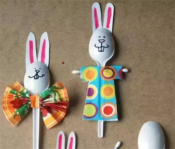 塑料勺做小动物怎么做 手工制作小公鸡兔子