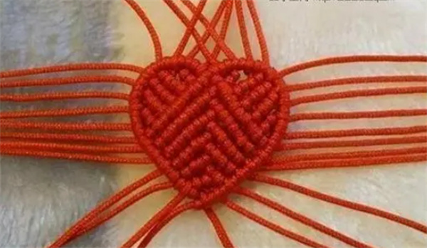 怎么编织爱心图案手链 手工编织漂亮手链教程