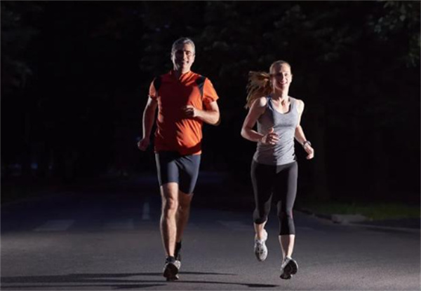 晨跑和夜跑哪个更减肥让你更快燃烧脂肪的方法