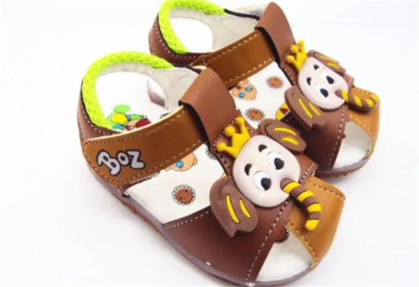 宝宝凉鞋的制作方法 旧包包改造婴儿凉鞋教程