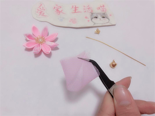 花朵发夹怎么做教程 手工制作布花发饰图解