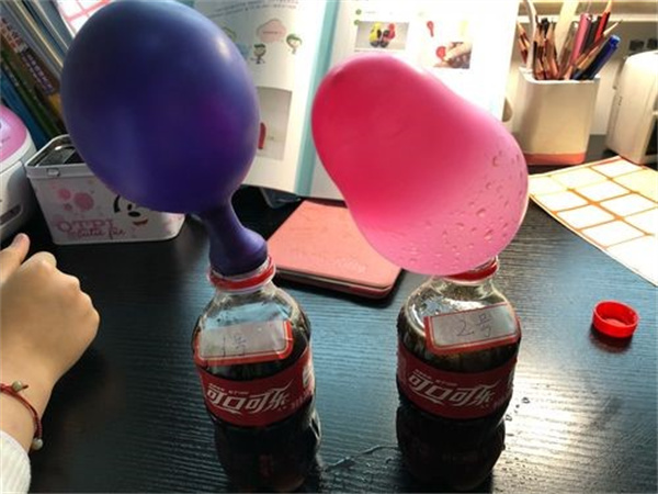 怎么用可乐把气球吹大 可乐吹气球的小实验