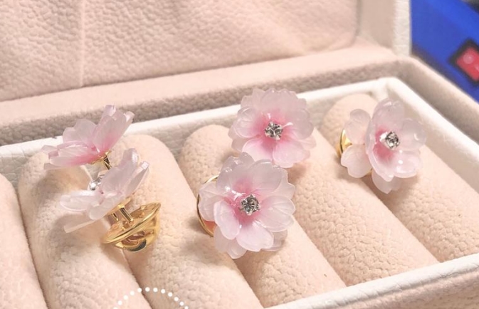 怎么做樱花胸花的方法 手工布艺制作樱花胸花
