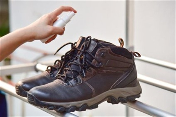 自己也能做防水鞋 用旧鞋子改造防水鞋的方法