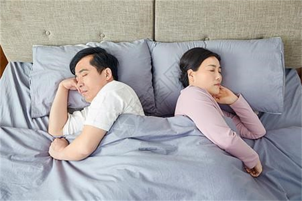 分床睡会影响夫妻感情吗 夫妻分床对婚姻的危害