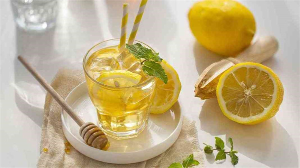 每天喝柠檬水能美白吗每天喝柠檬水好不好