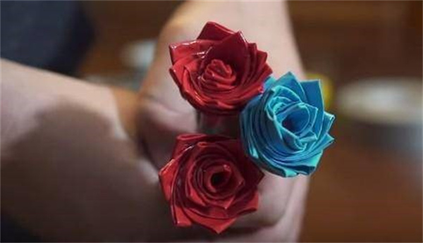 怎么用胶带纸折玫瑰花 胶带纸玫瑰花折法图解