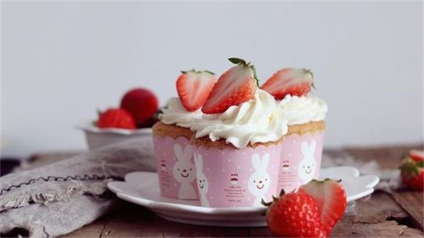 纸杯奶油草莓蛋糕