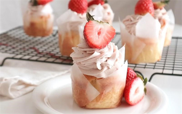 纸杯奶油草莓蛋糕