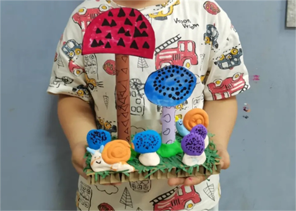 怎么制作幼儿过家家玩具 废纸箱做篮子和蘑菇