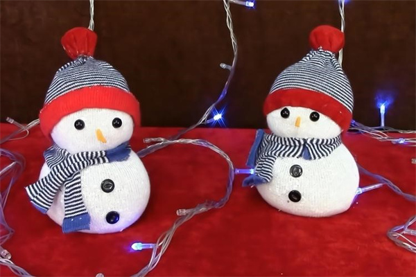 怎么用袜子做雪人图解 袜子手工制作雪人娃娃