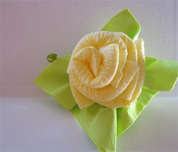 怎么用餐巾纸做花朵 手工制作餐巾纸花图解