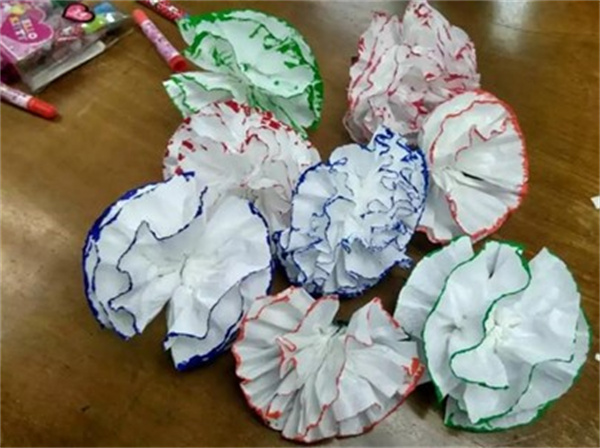怎么用餐巾纸做花朵 手工制作餐巾纸花图解
