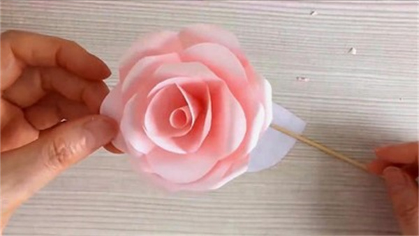 怎么用硬纸片做玫瑰 手工制作纸玫瑰图解