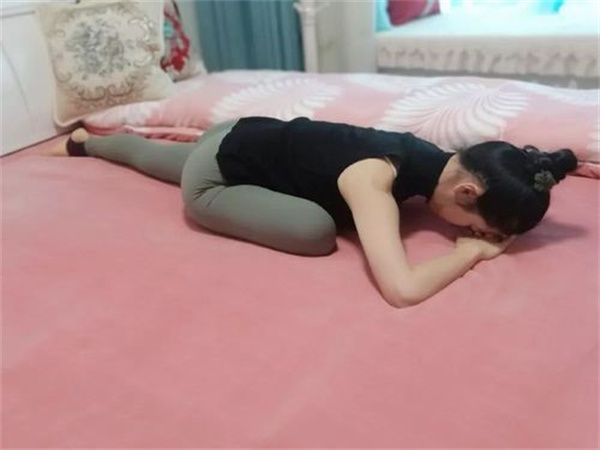 床上瑜伽减肚子四式动作瘦腰瘦背减肚子
