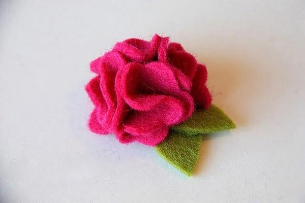 怎么做不织布玫瑰花 布艺手工制作玫瑰花图解