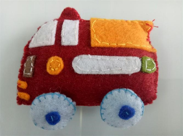 怎么做布艺小汽车玩具 不织布手工制玩具车