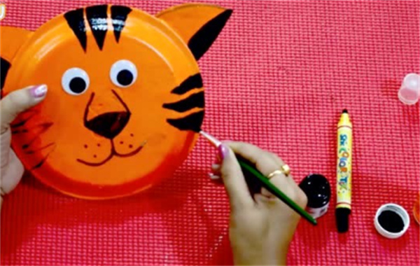 怎么做餐盘挂饰的方法 餐盘手工制作面具玩具
