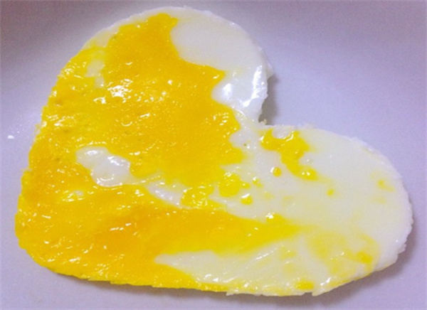 怎么做爱心煎蛋的方法 煎出爱心蛋的做法图解