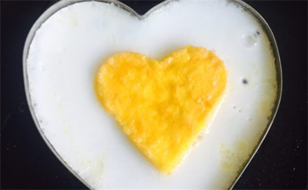 怎么做爱心煎蛋的方法 煎出爱心蛋的做法图解