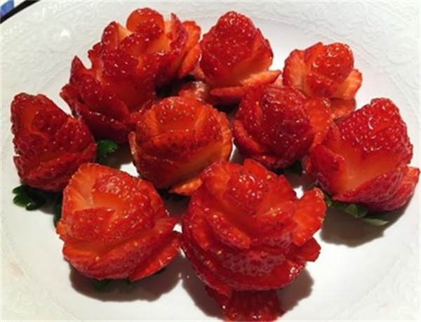 怎么做草莓切花图解 草莓切玫瑰花手工制作