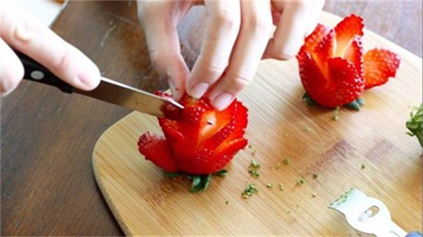 怎么做草莓切花图解 草莓切玫瑰花手工制作