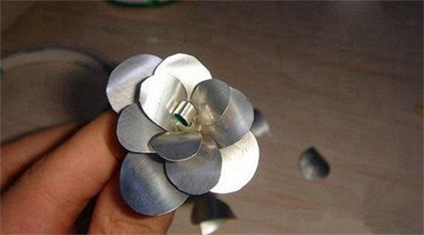 怎么把易拉罐做成花朵 易拉罐手工制作花朵