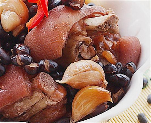 枣香黑豆炖猪蹄怎么做