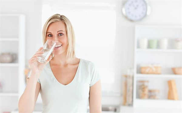 怎么喝水可以减肥2点建议帮你轻松瘦下来