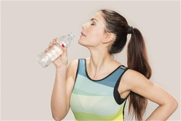 早上喝水减肥法让你简单又健康的瘦身成功