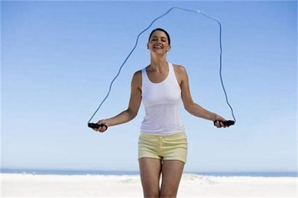 跳绳减肥方法一天多少下正确的方式让您瘦身效果更佳